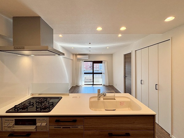 インペリアル広尾_広々としたリビングダイニングキッチンの写真