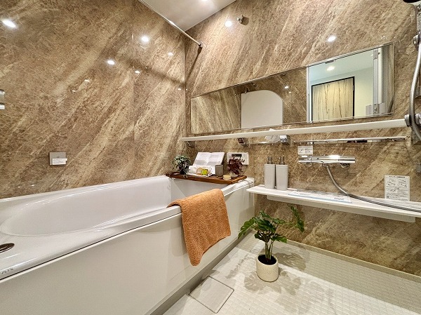 ヒルズ目白台_お洒落なバスルームの写真 バスルームはゆとりがあって、ご家族と一緒にのびのびバスタイムをお楽しみいただけます。オートバス機能や追い焚き機能、浴室換気乾燥機はもちろん、ほかにも便利な機能が満載。シャワー下の大きなカウンターは取り外すことができて、お掃除楽々です！