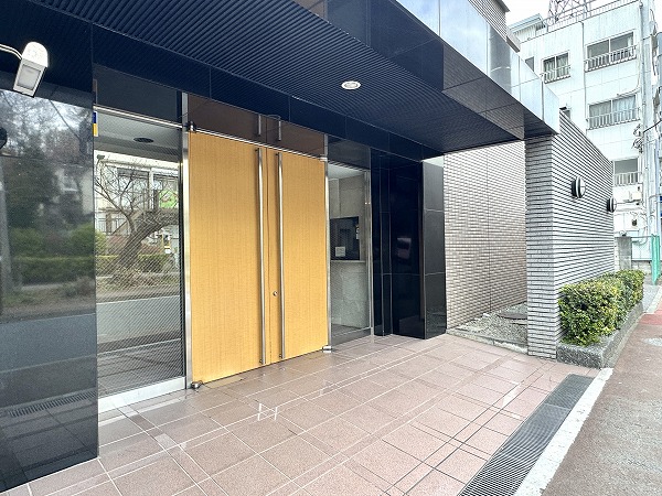 コスモ千鳥町エクセラ　エントランス前