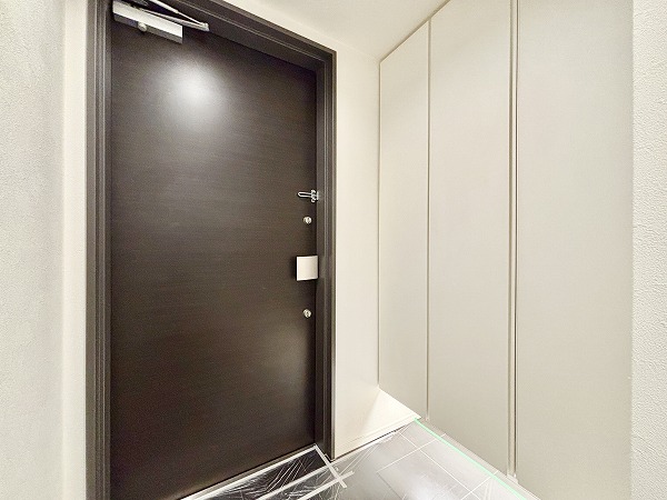 パークコート神宮前_シューズボックスが備わった玄関の写真