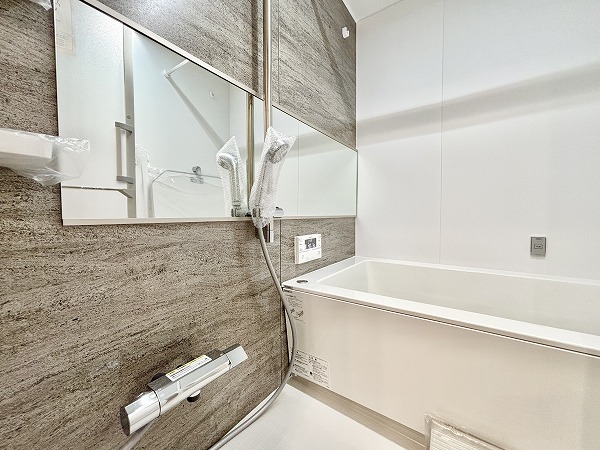 パークコート神宮前_ワイドなミラー付きのバスルームの写真