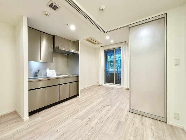 パークコート神宮前_ベッドルームとリビングダイニングの写真1