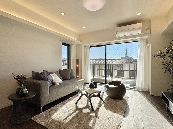 パレ駒場_明るいリビングの写真