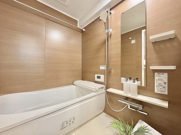 上野毛リッツハウス_木目調のバスルームの写真