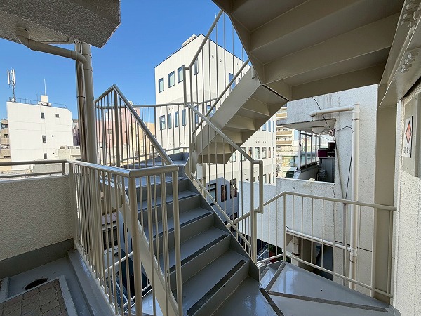 ベルメゾン鷹番　外階段