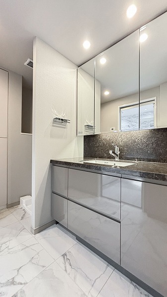 大崎ウエストシティタワーズE棟_3面鏡の洗面化粧台の写真