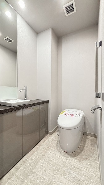 大崎ウエストシティタワーズE棟_手洗い場がついているトイレの写真