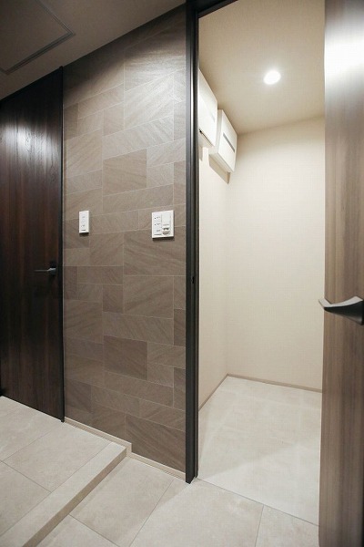 大崎ウエストシティタワーズE棟_リノベーション済みの玄関の写真